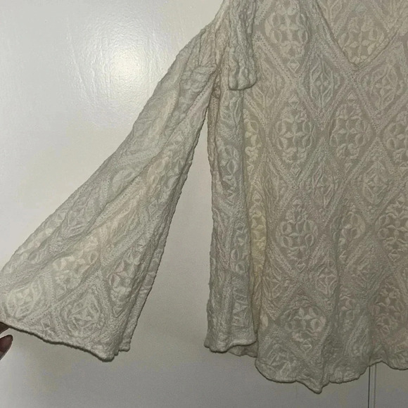 Bcbgmaxazria cold shoulder top - Picture 2 of 5